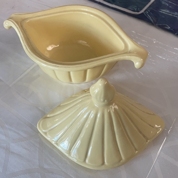 COVERED Scalloped Dish By HAEGER - Picture 3 of 11